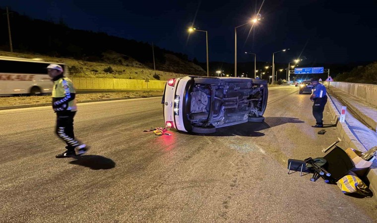 Burdurda bordür taşına çarpan otomobil devrildi, sürücü olay yerinden kaçtı