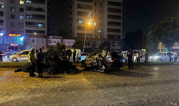 Bursada feci kaza: Önce ağaçları yıktı, sonra takla atarak karşı seride uçtu