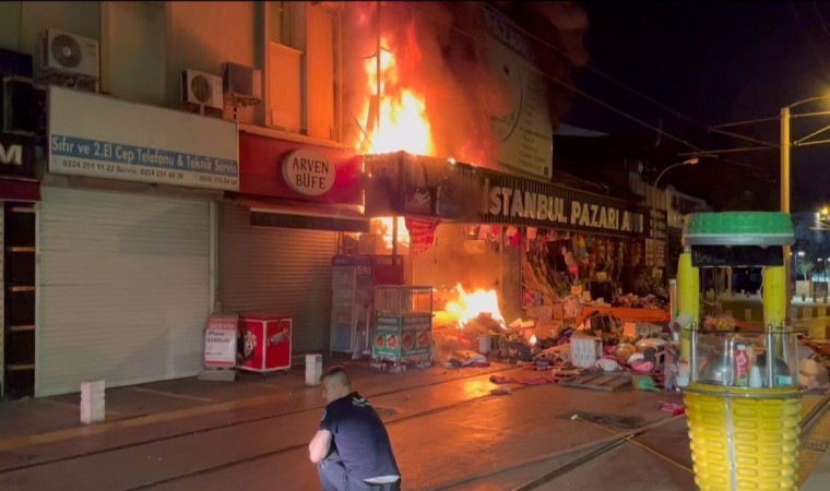 Bursada hediyelik eşya mağazası alev alev yandı: Havai fişekler pe peşe böyle patladı