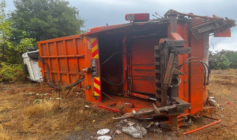 Bursada kontrolden çıkan çöp kamyonu şarampole yuvarlandı: 3 kişi yaralandı