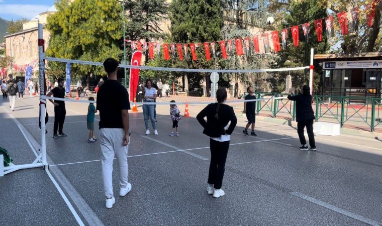 Bursanın en işlek caddesi 2 saat çocuklara kaldı