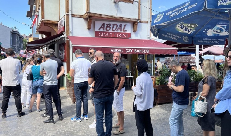 Bursanın meşhur lezzeti tahinli pide için uzun kuyruklar oluştu