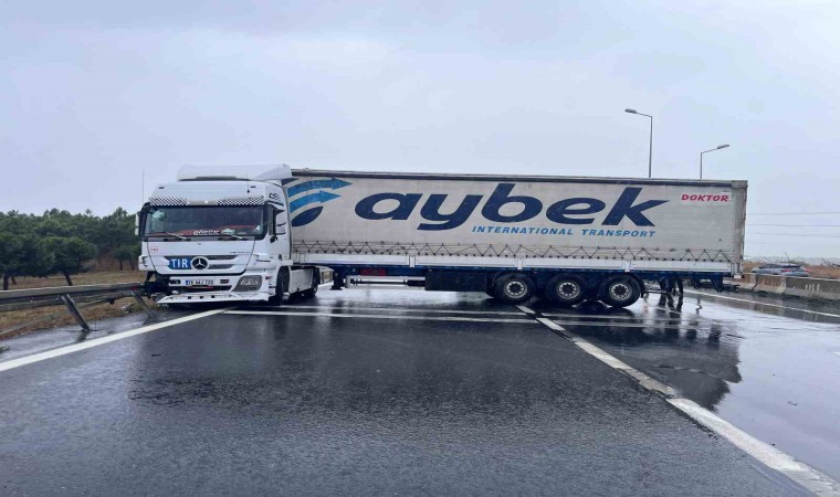 Büyükçekmece E-5te yağmur nedeniyle kayan tır, yolu trafiğe kapattı