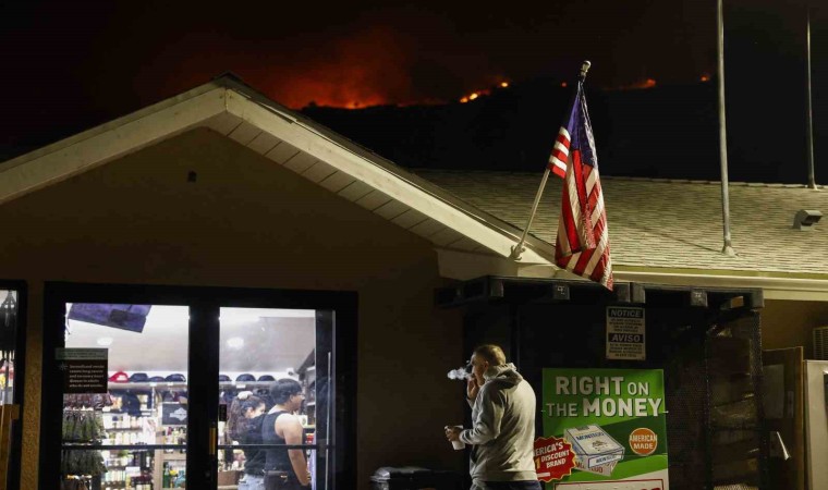 Californiadaki üç orman yangınında 100 bin dönümden fazla alan kül oldu