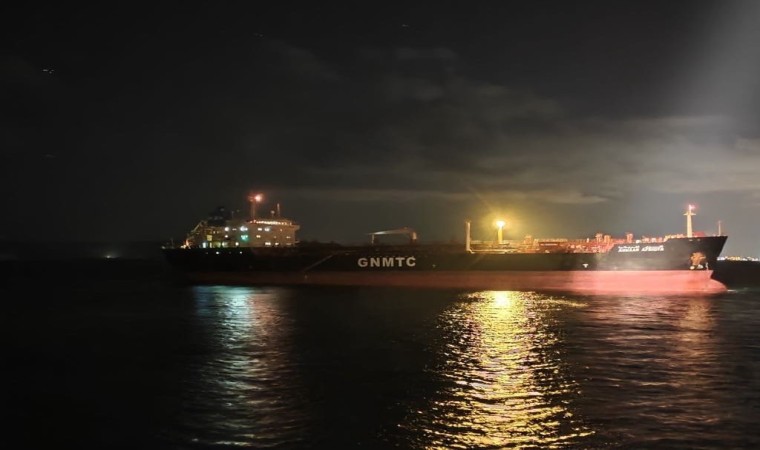 Çanakkale Boğazından geçen tanker makine arızası yaptı