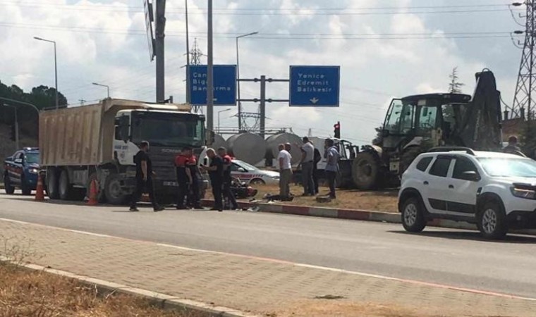 Çanakkalede kamyon ile çarpışan motosiklet sürücüsü hayatını kaybetti