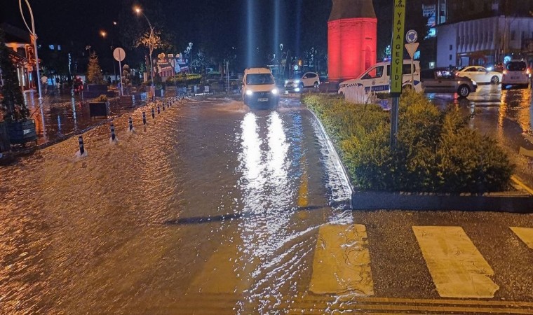 Çorumda sağanak yağış hayatı felç etti