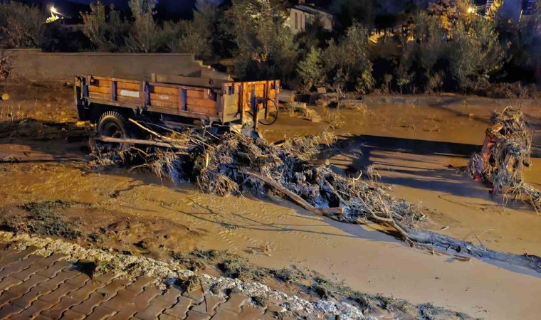 Çorumu sel vurdu: Sağlık ocağının duvarı yıkıldı, araçlar mahsur kaldı, yollar göle döndü