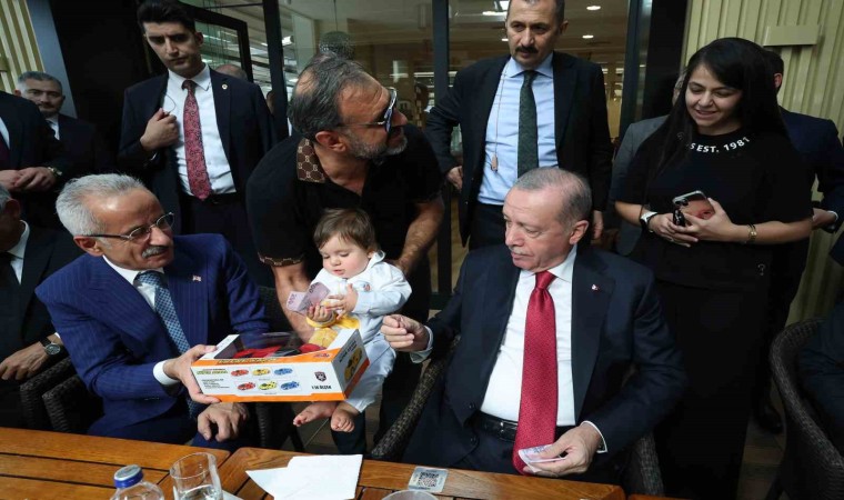 Cumhurbaşkanı Erdoğan, Ankarada bir pastaneyi ziyaret ederek vatandaşlarla sohbet etti