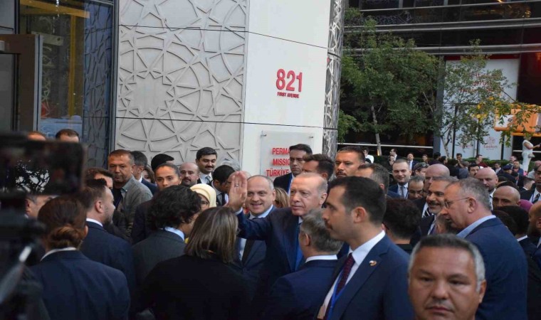 Cumhurbaşkanı Erdoğan Türkevinin önünde yoğun ilgiyle karşılandı