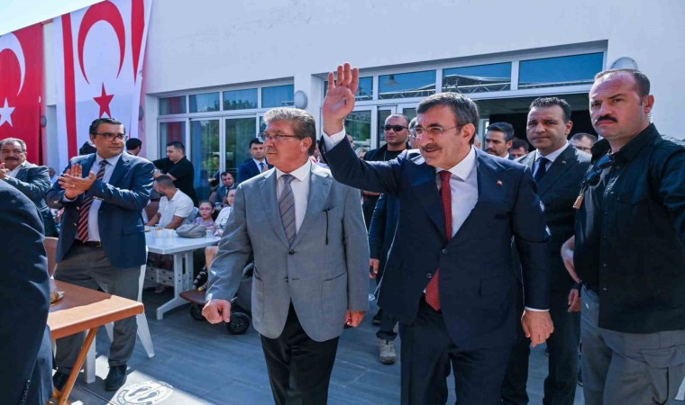 Cumhurbaşkanı Yardımcısı Yılmaz, KKTCde Kıbrıs Türkleriyle bir araya geldi