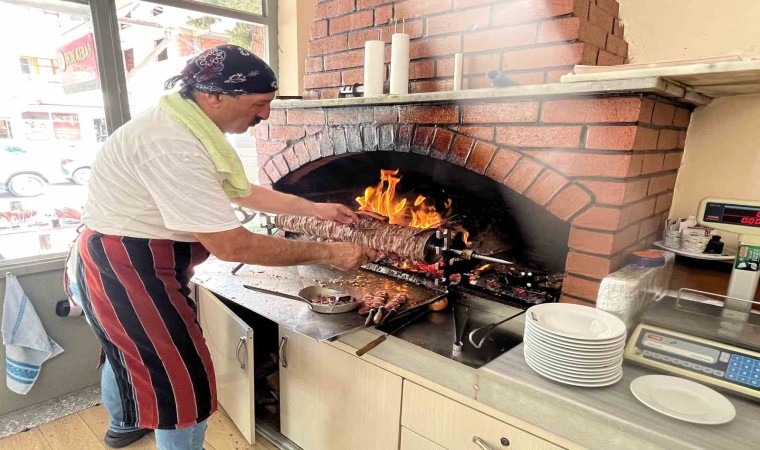 Dedenin cağ kebabını son kez yemek için geldiler