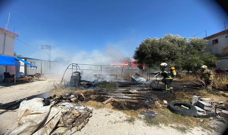 Defnede depo olarak kullanılan çadır yandı