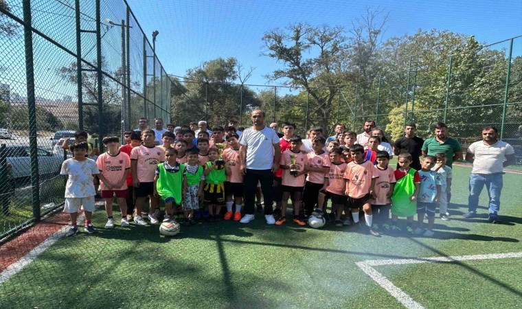 Deliklikaya Mahallesi muhtarı Mustafa Borçlanmış, çocukları spora teşvik ediyor