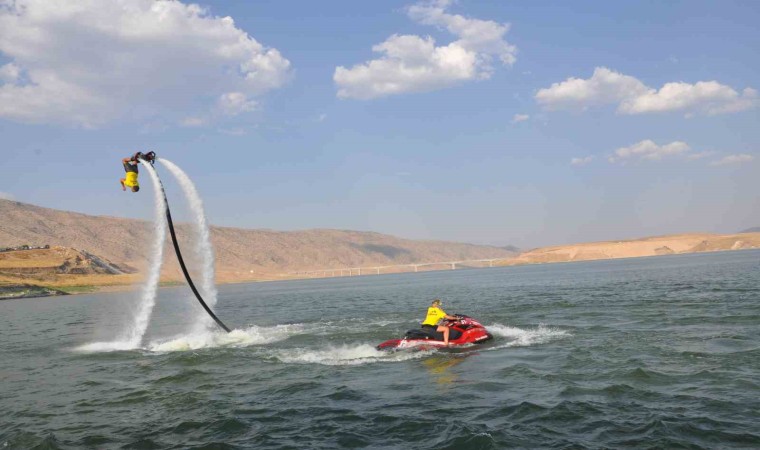 Denizi olmayan Batmanda flyboard gösterisi yoğun ilgi gördü