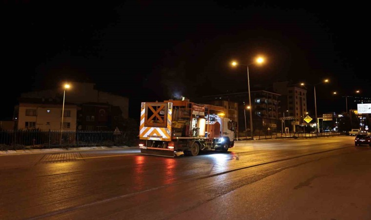 Denizlide yol çizgileri yenileniyor