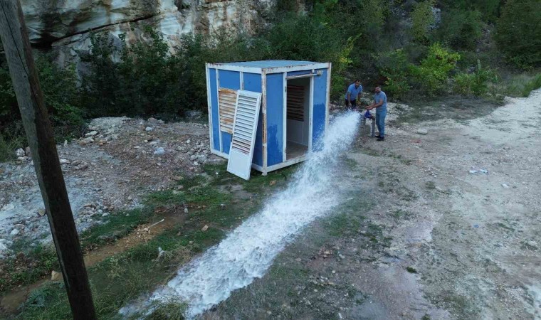 Depremle birlikte 11 kuyudan 6sının kuruduğu mahallede, saniyede 8 litre su çıkan yeni kuyu yüzleri güldürdü