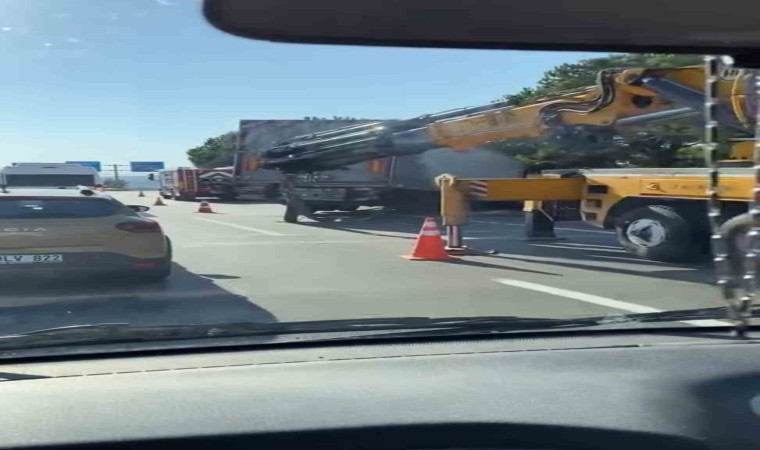 Devrilen tır yolu kapattı, kilometrelerce kuyruk oluştu