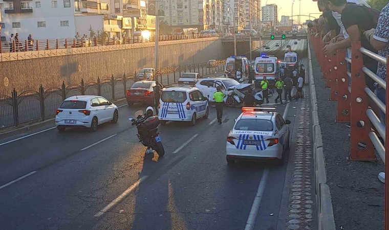 Diyarbakırda otomobil ile motosiklet çarpıştı: 5 yaralı