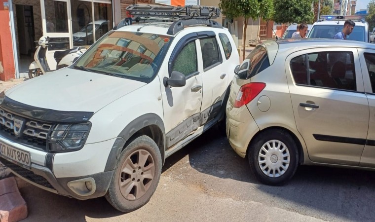 Dükkanın önüne park eden araca kızıp kendi aracıyla çarptı, Kaydırdım diyerek özür diledi