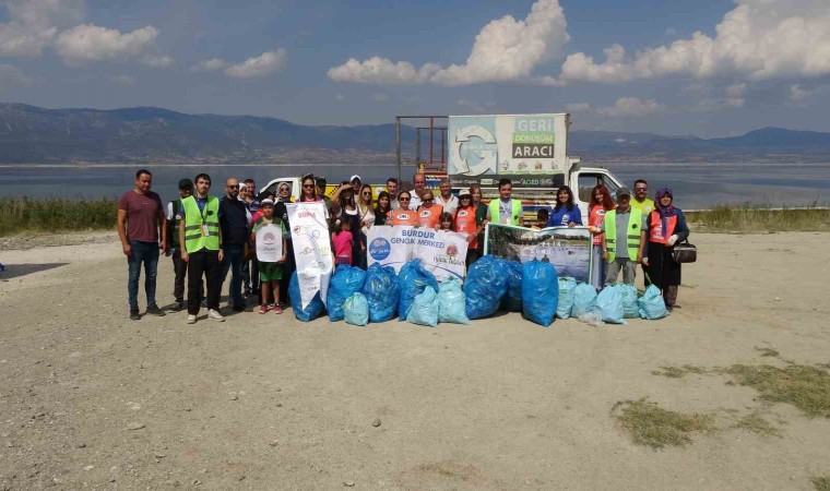 Dünya Temizlik Gününde kuraklıkla boğuşan Burdur Gölü etrafında çöp topladılar