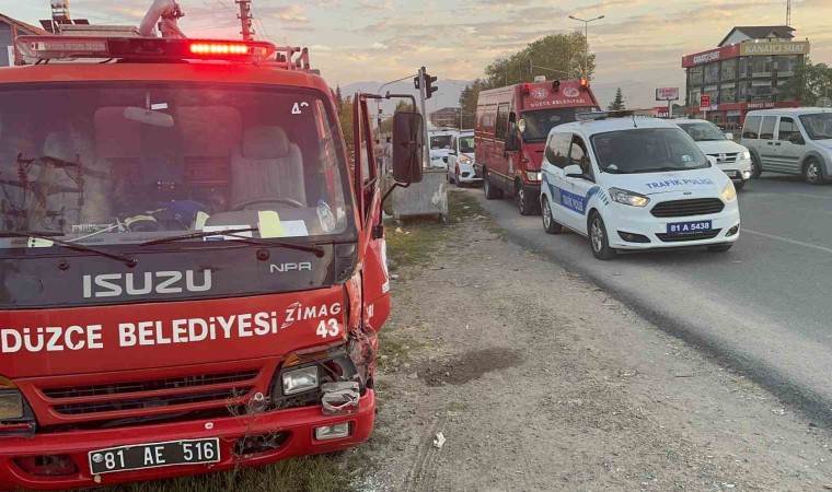 Düzcede itfaiye aracı ile kamyonet çarpıştı: 1 itfaiye eri yaralandı