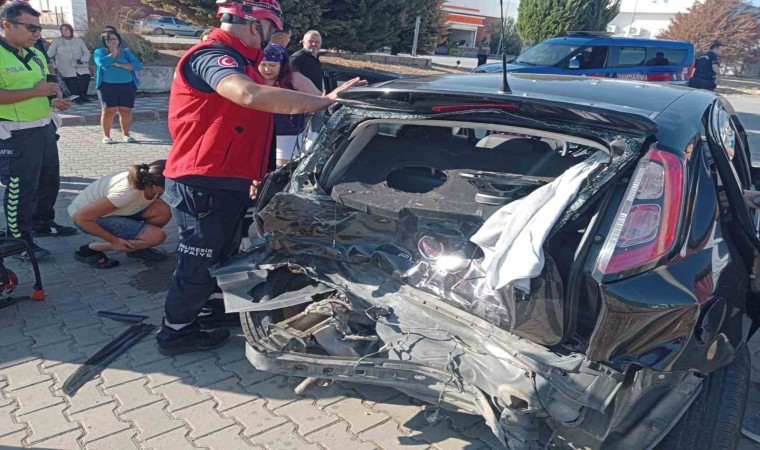 Edremitte 3 araç trafik kazası yaptı; 4 yaralı