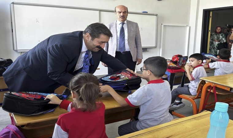 Elazığ Belediyesinden öğrencilere kırtasiye seti ve okul çantası desteği