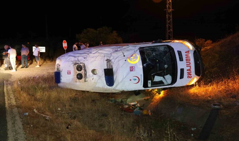 Elazığda ambulans şarampole devrildi: 3 yaralı