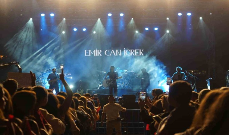 Emir Can İğrek konserinde sevenleri alana sığmadı