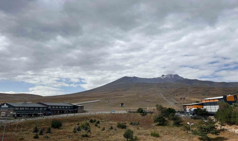 Erciyes mevsimin ilk karı yağdı