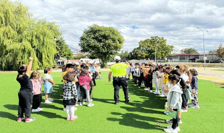 Erzincanda çocuklara oyunlarla trafik eğitimi verildi