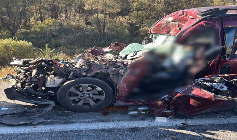 Erzincanda Fiat marka otomobil tıra çarptı: 3 ölü, 2 ağır yaralı