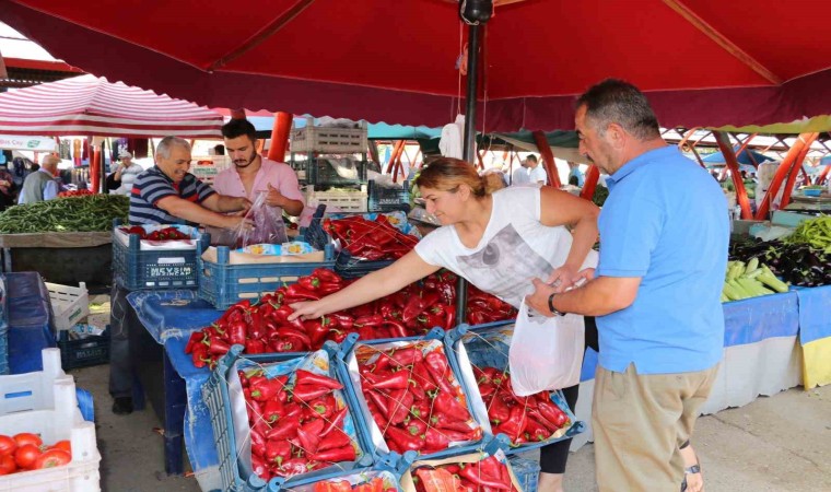 Erzincanda salçalık domates ve biberler tezgahlarda