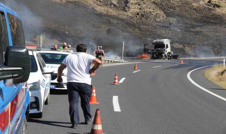 Erzincanda seyir halindeki tır alev alev yandı