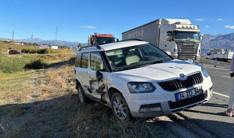 Erzincanda trafik kazası: 3 yaralı