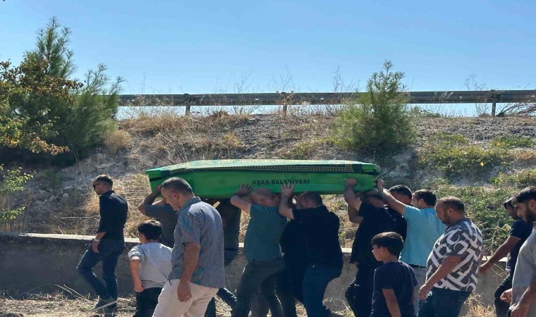 Erzincandaki kazada ölen Uşaklı ailenin oğlu son yolculuğuna uğurlandı