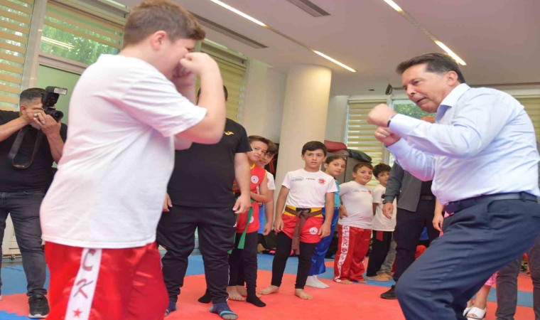 Esenyurt Belediye Başkanı Ahmet Özerden belediyenin spor tesislerine ziyaret