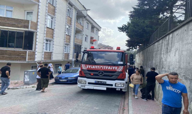 Esenyurtta ev yangını, itfaiye eri çocuğu böyle kurtardı