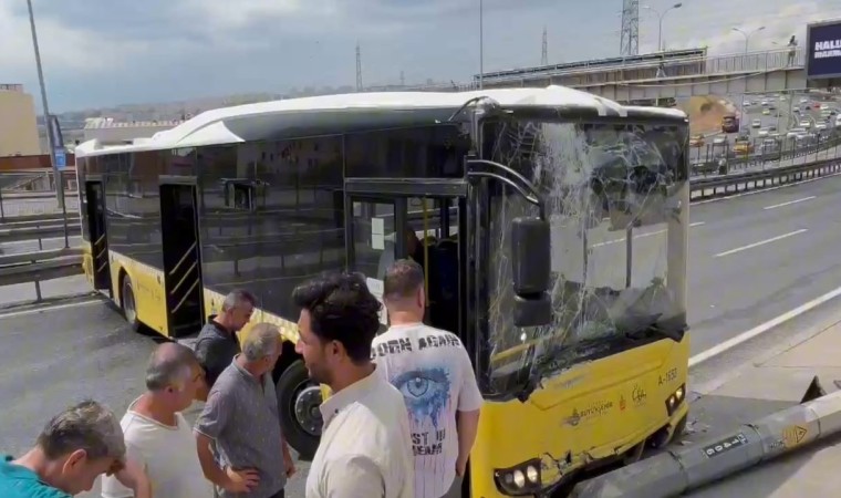 Esenyurtta İETT otobüsü kaza yaptı: İçinde yolcu olmaması facianın önüne geçti