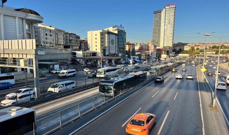 Esenyurtta metrobüsün tekerlekleri fırladı: Faciadan dönüldü