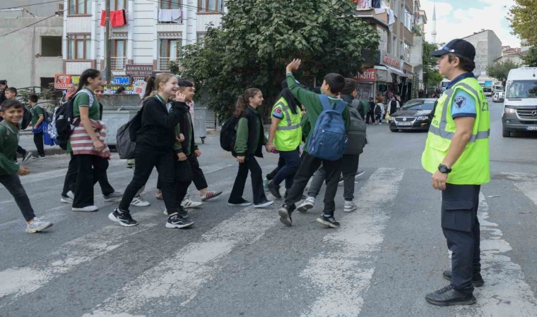 Esenyurtta zabıta ekipleri okul çevrelerindeki denetimleri sıklaştırdı