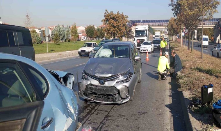 Eskişehirde 3 aracın karıştığı zincirleme kazada 1 kişi yaralandı