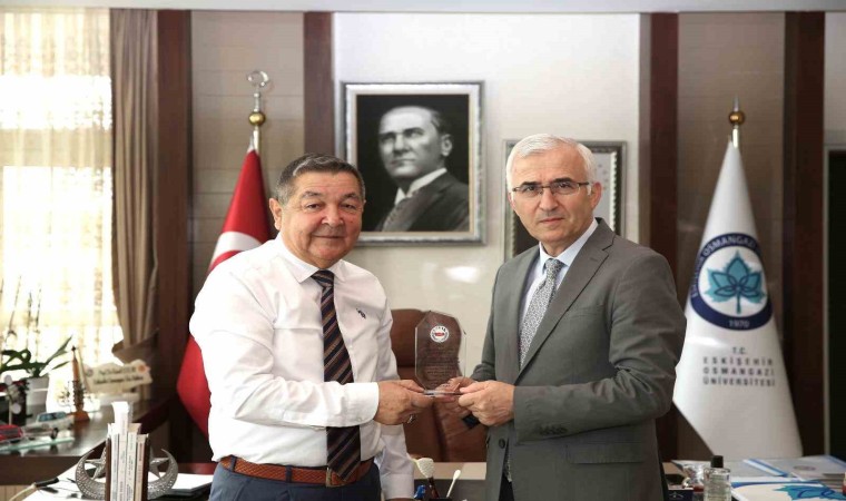 ESVAKtan ESOGÜ Rektörü Prof. Dr. Kamil Çolaka plaket takdimi