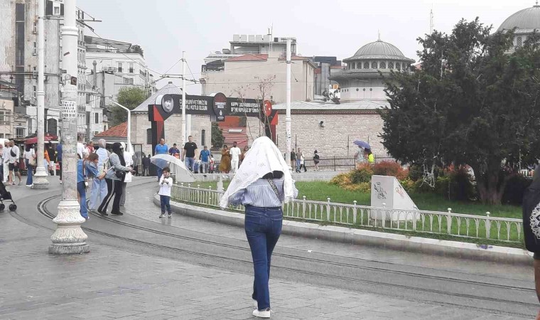 Etkili yağışa Taksimde yakalanan vatandaşlar zor anlar yaşadı