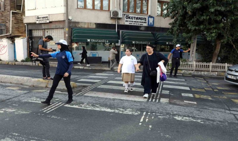 Eyüpsultanda zabıta ekipleri minik öğrenciler için görev başında