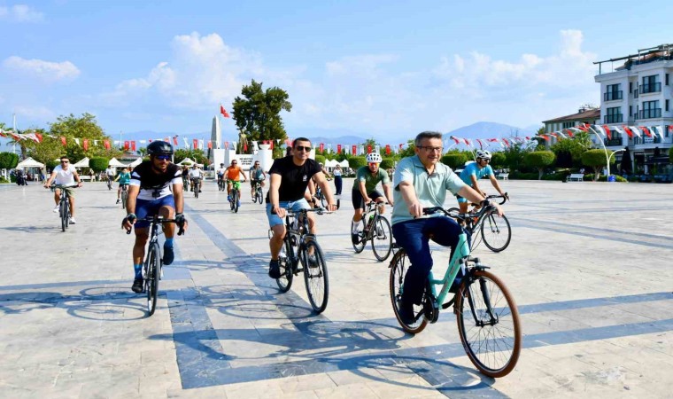 Fethiyede temiz hava ve sağlıklı yaşam için pedalladılar