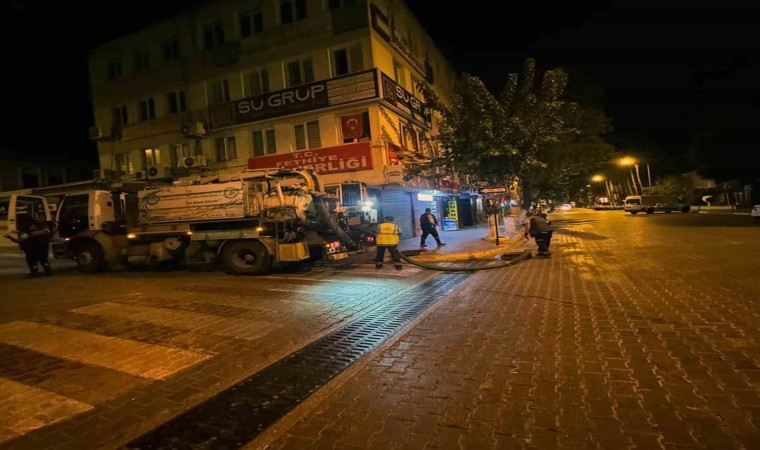 Fethiyede yağmursuyu hatları taşkınlara karşı temizleniyor