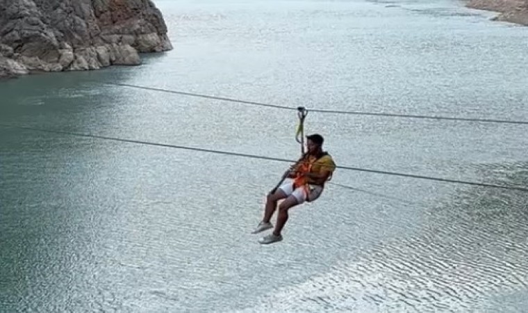 Fırat Nehrinin muhteşem manzarası eşliğinde zipline yaparak klarnet çaldı