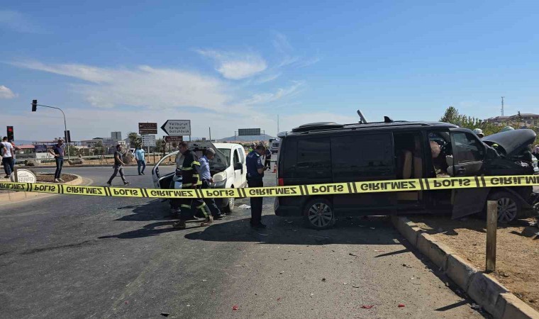 Gaziantepte hafif ticari araç ile minibüs çarpıştı: 4 yaralı